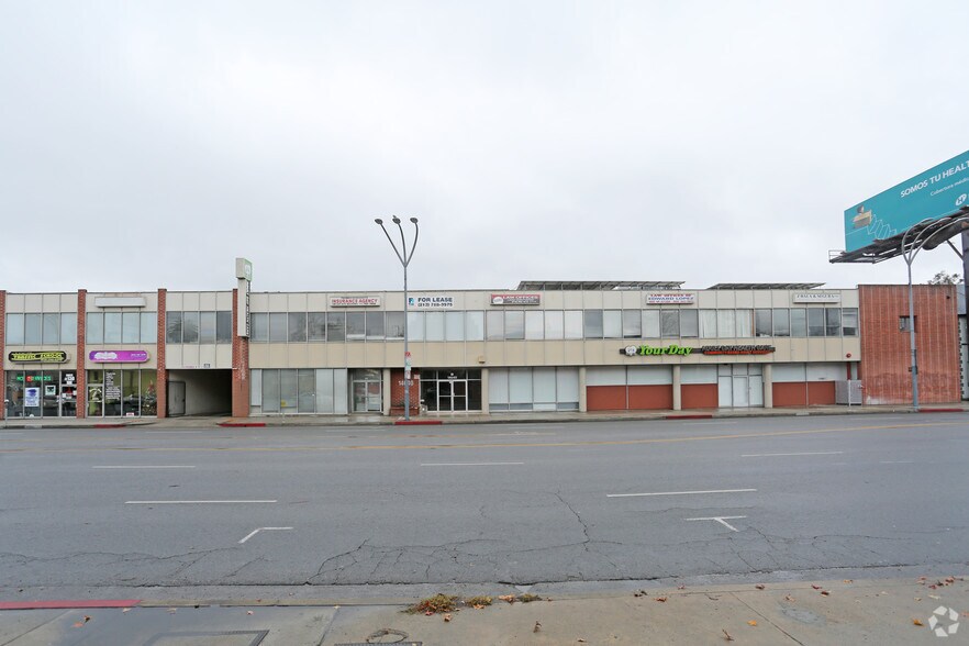 More Photos Of 14640 Victory Blvd, Van Nuys Storefront Retail Office For Lease