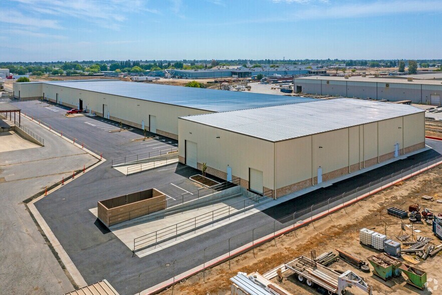 More Photos Of 7401-7427 W Sunnyview Ave, Visalia Warehouse For Lease