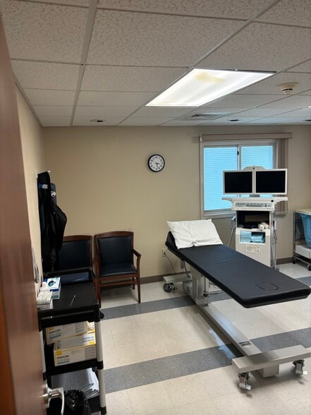 More Photos Of 41 Buttrick Rd, Londonderry Medical For Sale