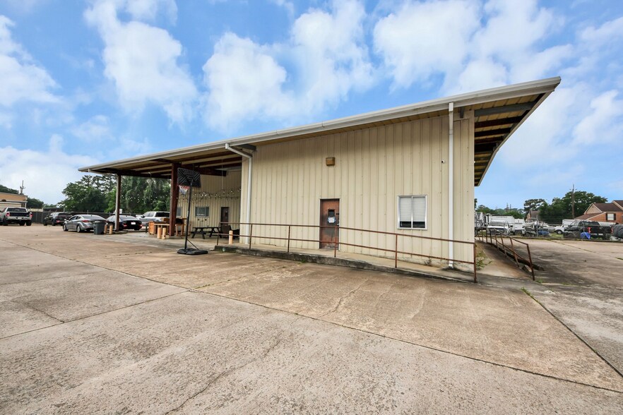More Photos Of 10814 Woodedge Dr, Houston Warehouse For Sale