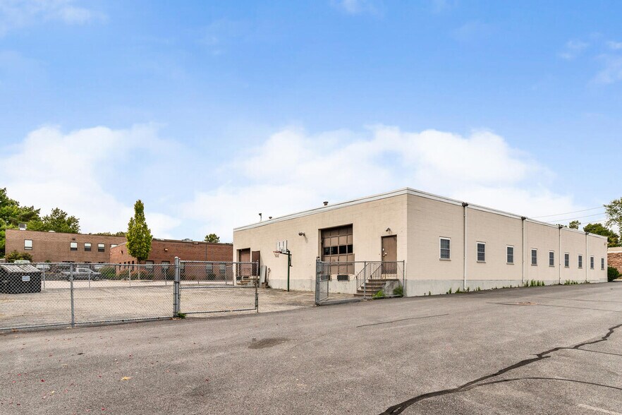 More Photos Of 30 Ray Ave, Burlington Light Distribution For Lease