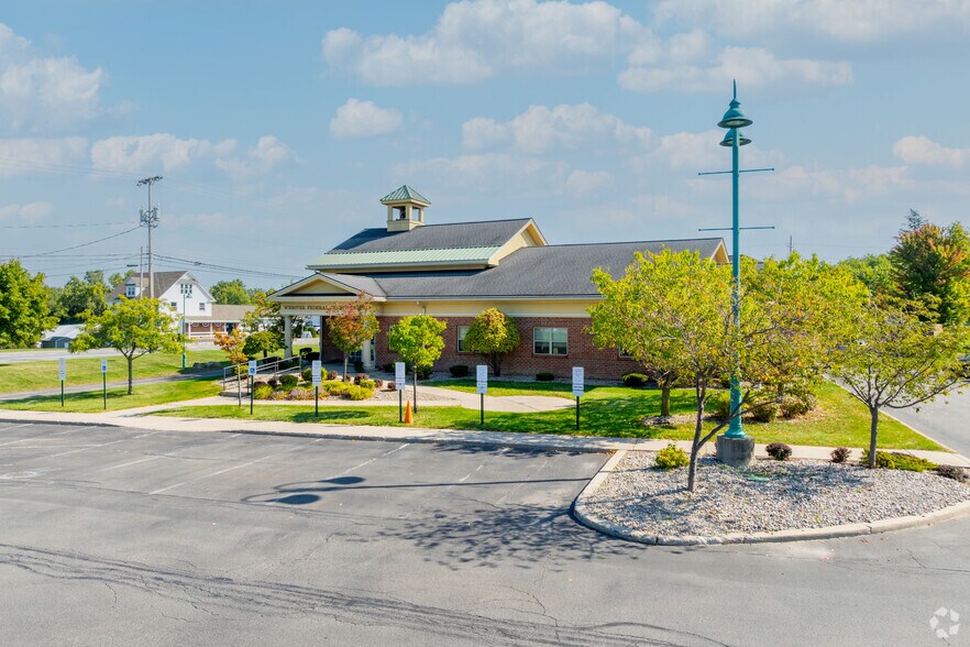 More Photos Of 815 Ridge Rd, Webster Bank For Lease