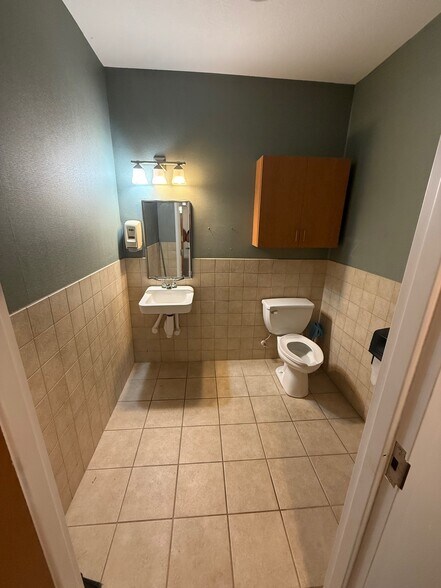 More Photos Of 8825 Perimeter Park Blvd, Jacksonville Medical For Lease