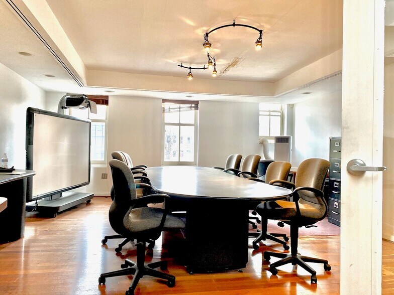 More Photos Of 308-312 Pennsylvania Ave SE, Washington Office For Sale