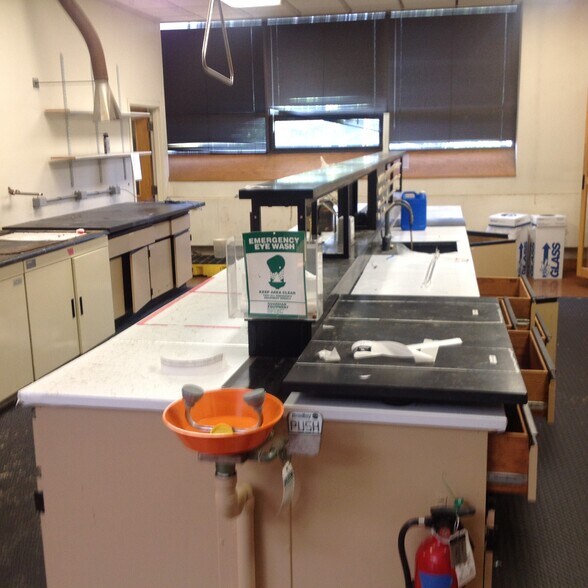 More Photos Of 193 Marsh Hill Rd, Orange Light Manufacturing For Lease