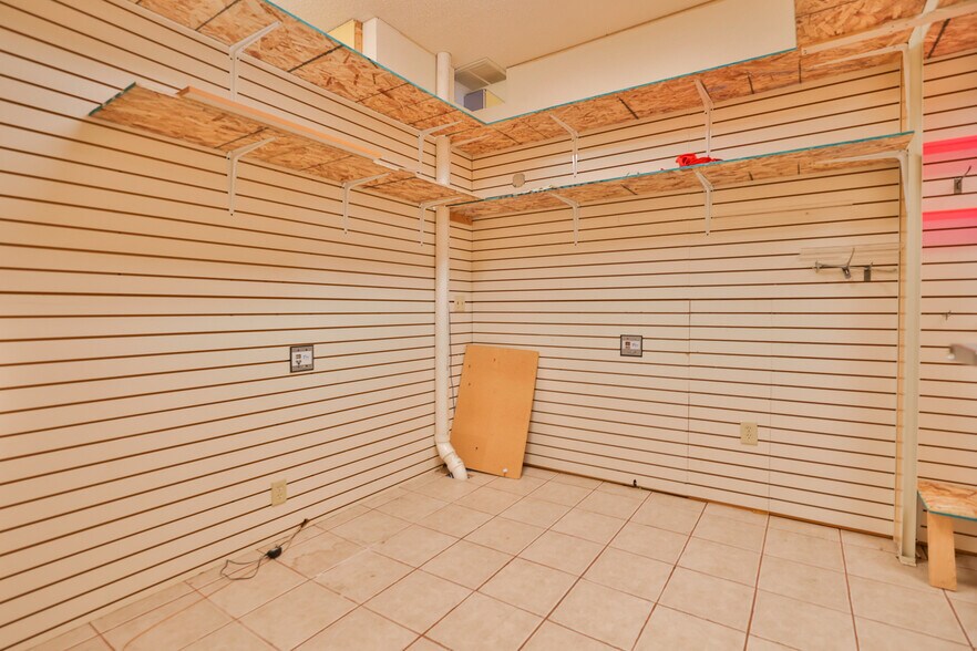More Photos Of 107 N Bluff Rd, Collinsville Storefront For Sale