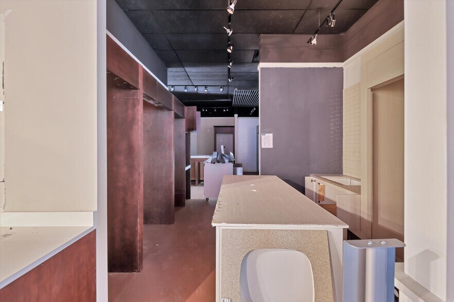 More Photos Of 2451 17th St, Sarasota Showroom For Sale