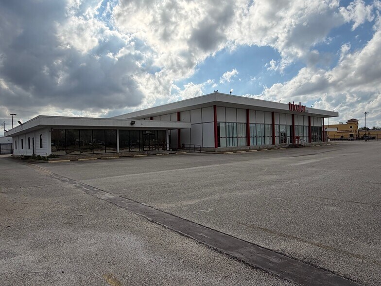 More Photos Of 8301 Beechnut St, Houston Freestanding For Lease