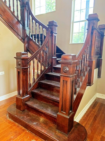 More Photos Of 127 Lewis St, San Antonio Office For Sale