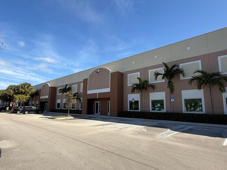 More Photos Of 1850 S Powerline Rd, Deerfield Beach Warehouse For Lease