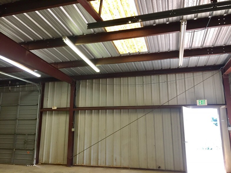 More Photos Of 918 3rd St, Floresville Warehouse For Lease