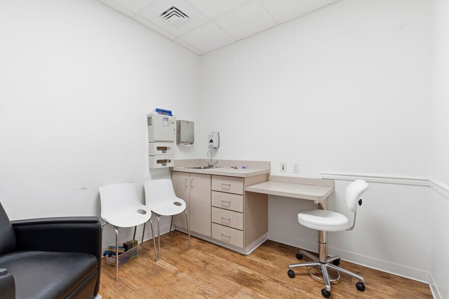 More Photos Of 5540-5550 N Farmer Branch Rd, Ozark General Retail For Lease