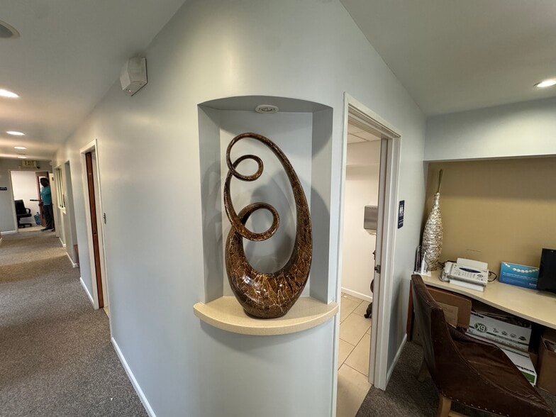 More Photos Of 124 N Locust St, Inglewood Medical For Sale