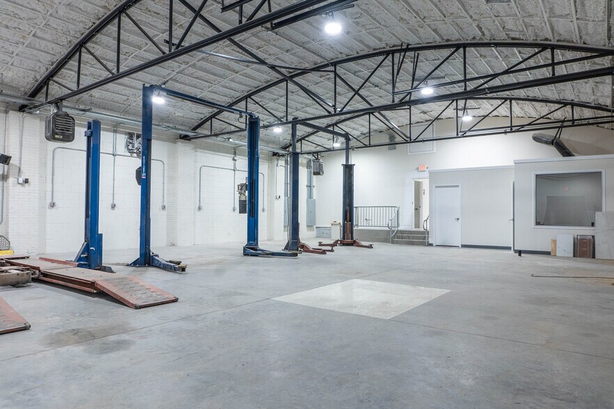 More Photos Of 122 Atando Ave, Charlotte Service For Lease