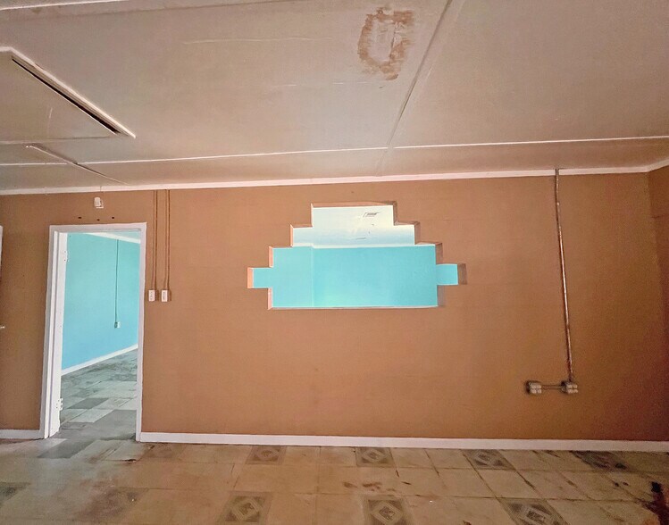 More Photos Of 3268 - 3244 River Fork Rd, Waterloo Bar For Sale