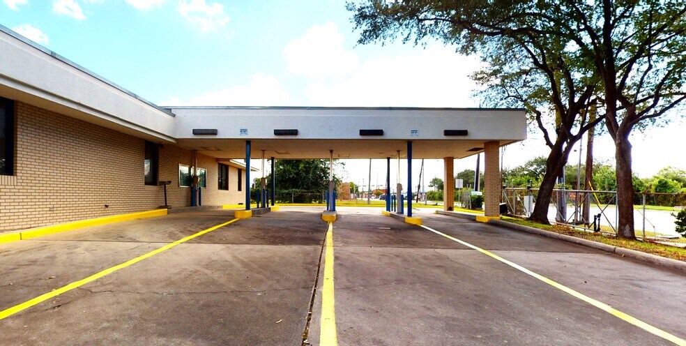 More Photos Of 4101 Clinton Dr, Houston Bank For Lease