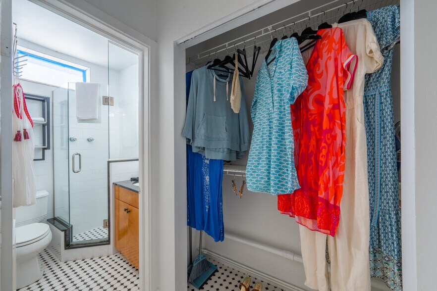 More Photos Of 530-536 S Pineapple Ave, Sarasota Storefront Retail Residential For Sale