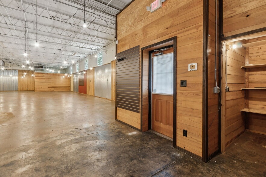 More Photos Of 30 Barber Rd, Macclenny Showroom For Sale