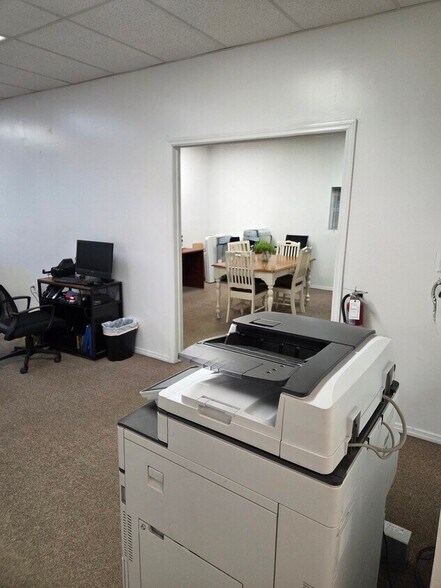 More Photos Of 7810 Kingspointe Pky, Orlando Warehouse For Lease