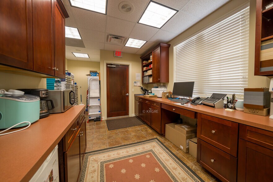 More Photos Of 5121 Forest Dr, New Albany Office For Sale
