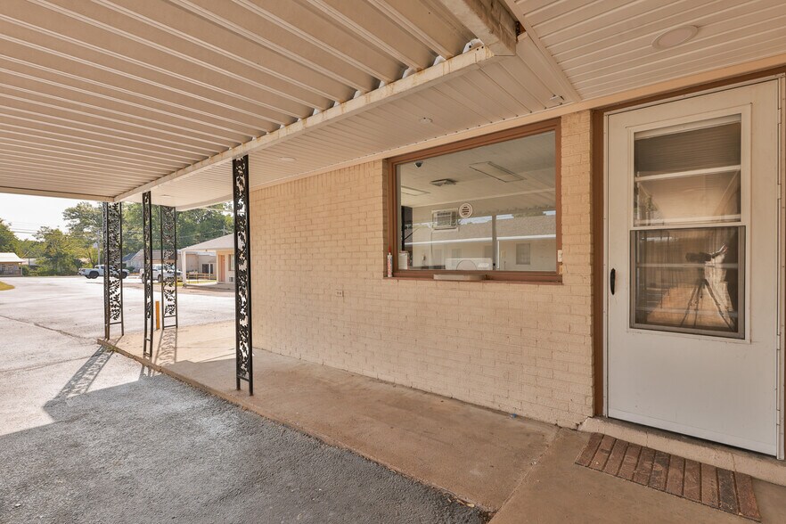 More Photos Of 551 Elm St, Martin Hotel For Sale