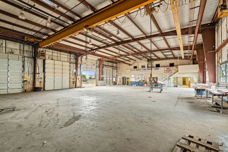 More Photos Of 3806 E Rio Grande St, Victoria Warehouse For Sale