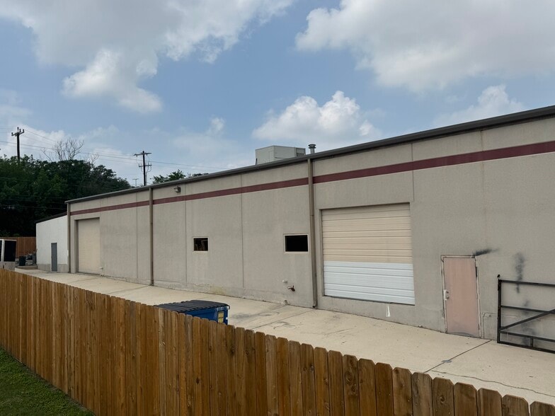 More Photos Of 16131 College Oak Dr, San Antonio Warehouse For Lease