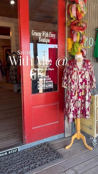 Primary Photo Of 1706 Hunter Rd, New Braunfels Storefront For Sale
