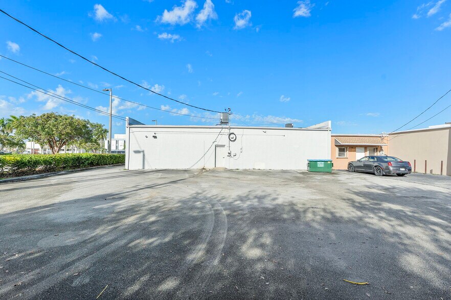 More Photos Of 3156 S Congress Ave, Palm Springs General Retail For Sale