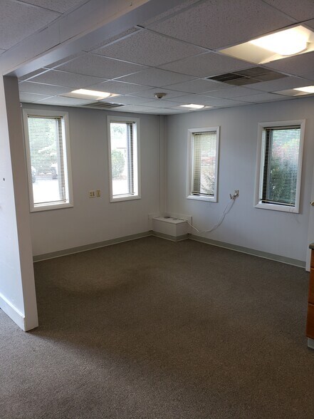 More Photos Of 22 Lark Industrial Pky, Greenville Warehouse For Lease