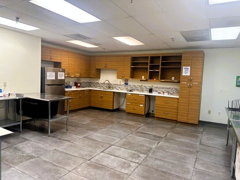 More Photos Of 4913 W Laurel St, Tampa Light Distribution For Sale