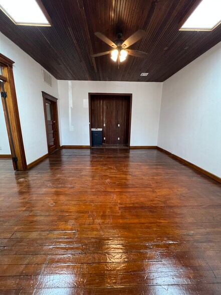 More Photos Of 101 N Broadway St, Hugo Freestanding For Lease