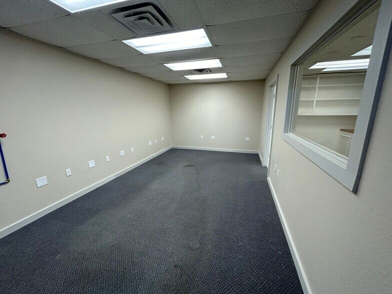 More Photos Of 5424 W Oak St, Palestine Showroom For Lease