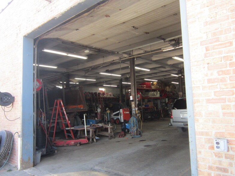 More Photos Of 825 Seegers Rd, Des Plaines Warehouse For Sale