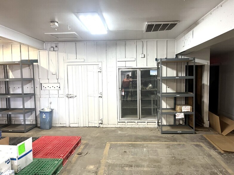 More Photos Of 1810 S Chadbourne St, San Angelo Flex For Sale