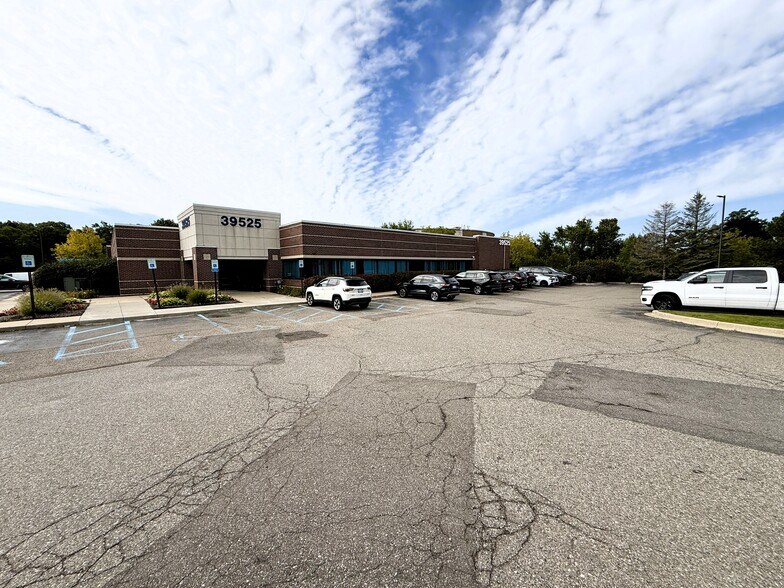 More Photos Of 39525 14 Mile Rd, Novi Medical For Lease