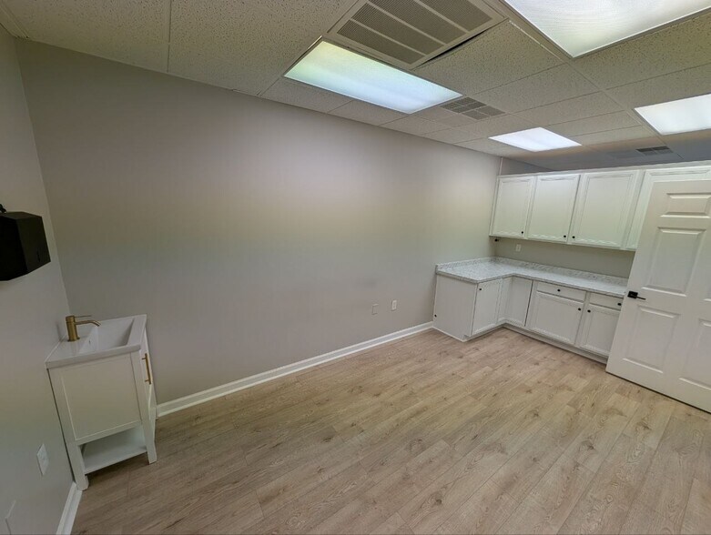 More Photos Of 10021 Park Cedar Dr, Charlotte Medical For Lease
