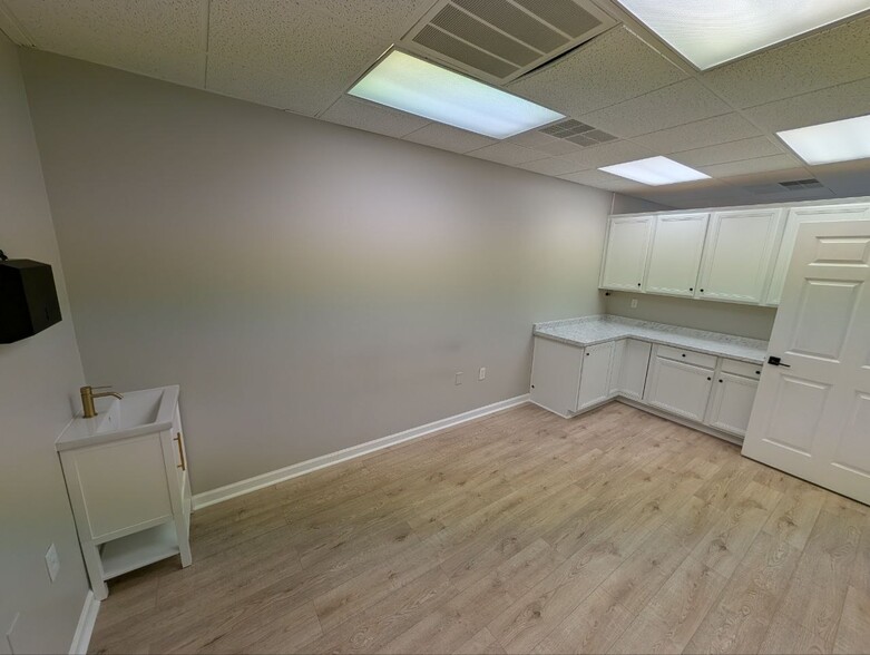 More Photos Of 10021 Park Cedar Dr, Charlotte Medical For Lease