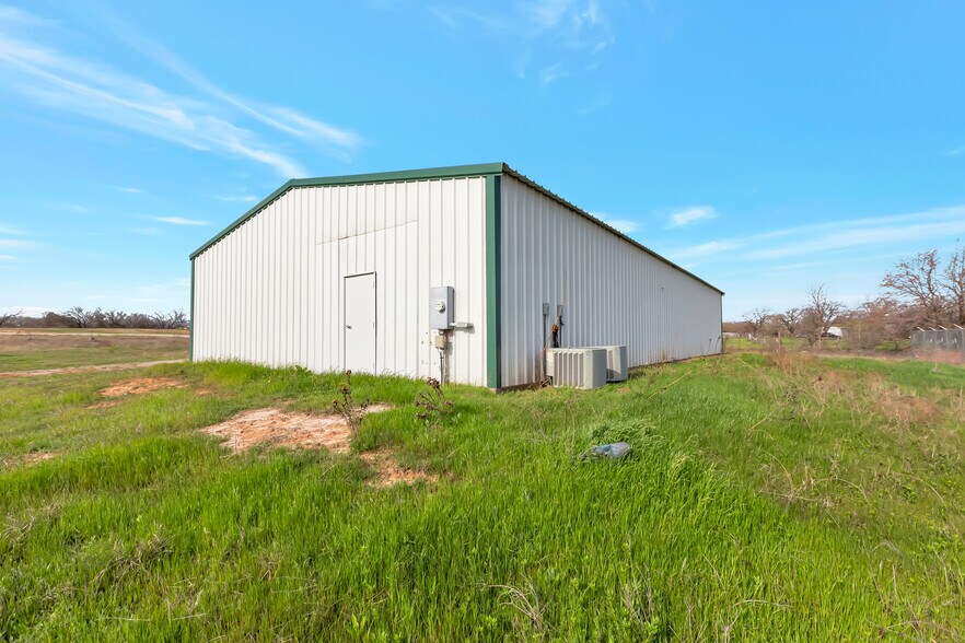 More Photos Of 1715 N FM Road 51, Springtown Flex For Sale