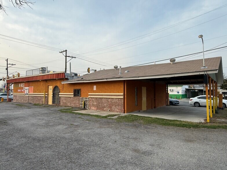 More Photos Of 5402 S Zarzamora St, San Antonio Restaurant For Sale