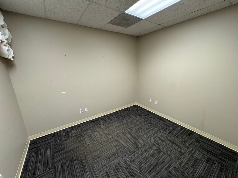 More Photos Of 2720 Commercial St, Salem Office For Sale