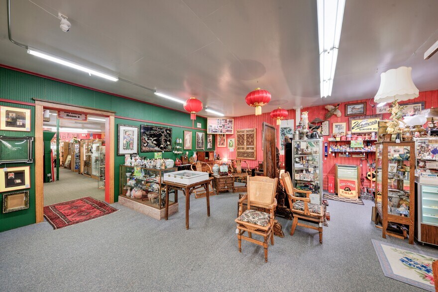 More Photos Of 890 Lake Ave, Woodstock General Retail For Sale