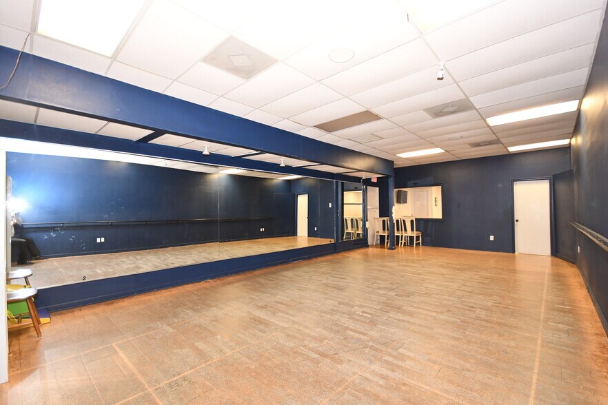 More Photos Of 901 Elm St, McKinney Flex For Sale