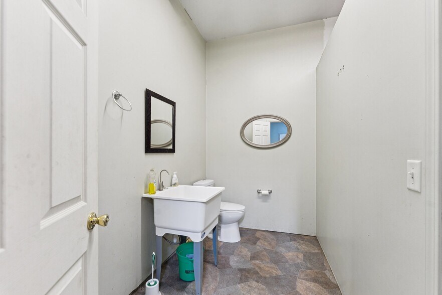 More Photos Of 630 W Elkhorn St, Arlington Freestanding For Sale