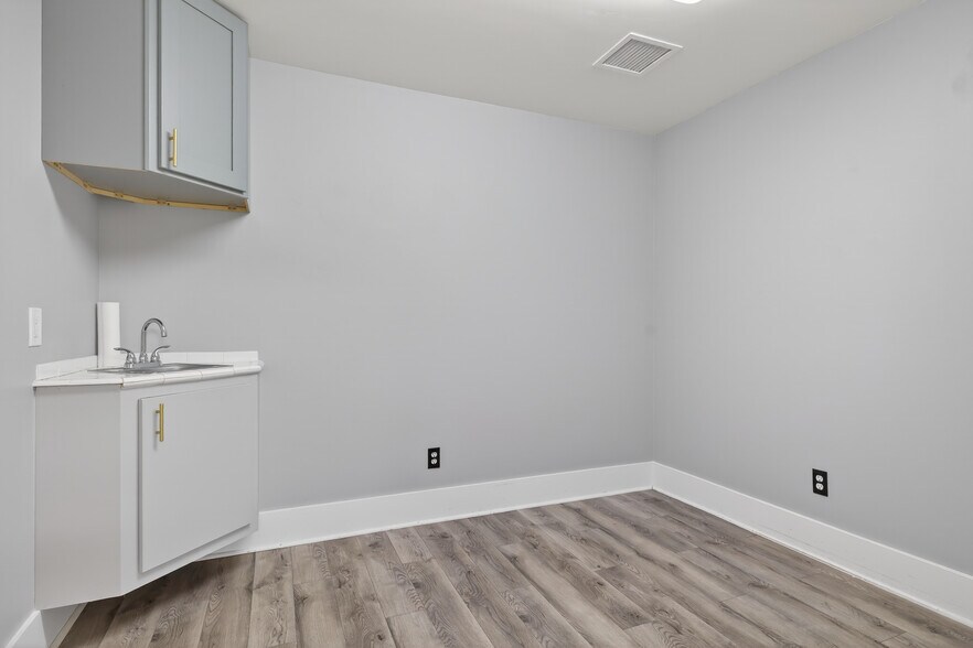 More Photos Of 1895 E Main St, Ventura General Retail For Sale