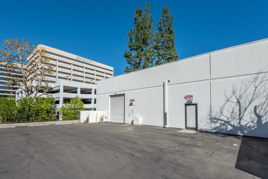 More Photos Of 21725 Erwin St, Woodland Hills Storefront Retail Office For Sale