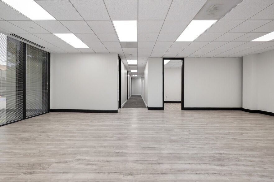 More Photos Of 17 S Briar Hollow Ln, Houston Office Residential For Lease