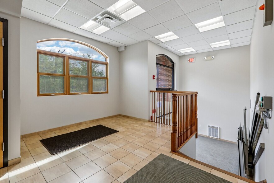 More Photos Of 92 Union Ave, Cresskill Office For Sale
