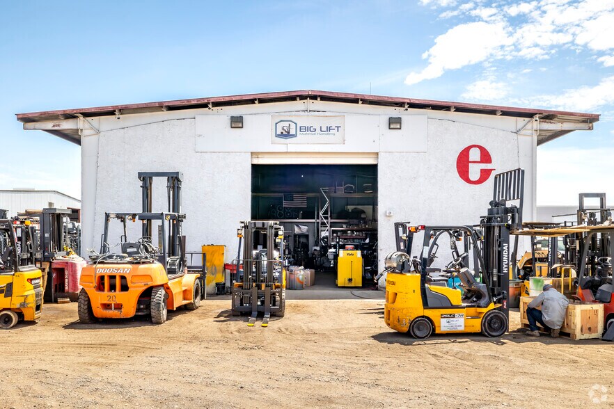 More Photos Of 1315 E Gibson Ln, Phoenix Warehouse For Lease