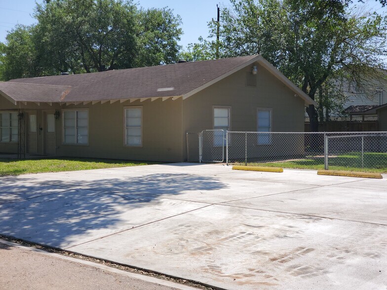 More Photos Of 5605 George Bush Dr, Katy Medical For Lease